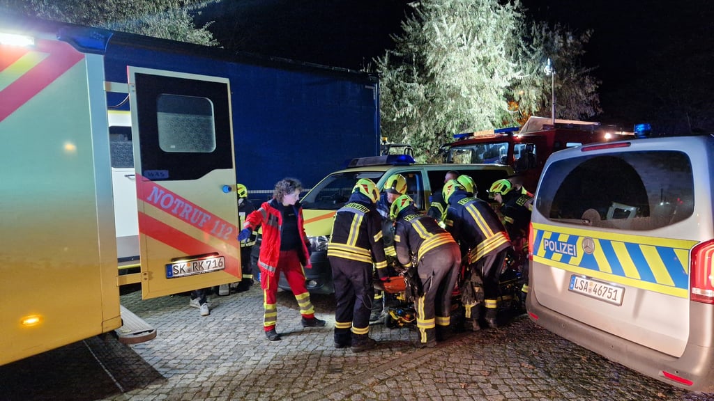 Großeinsatz im ehemaligen Vereinsheim in Schkopau: Der Mann wurde von der Feuerwehr gerettet und zum Rettungswagen gebracht.