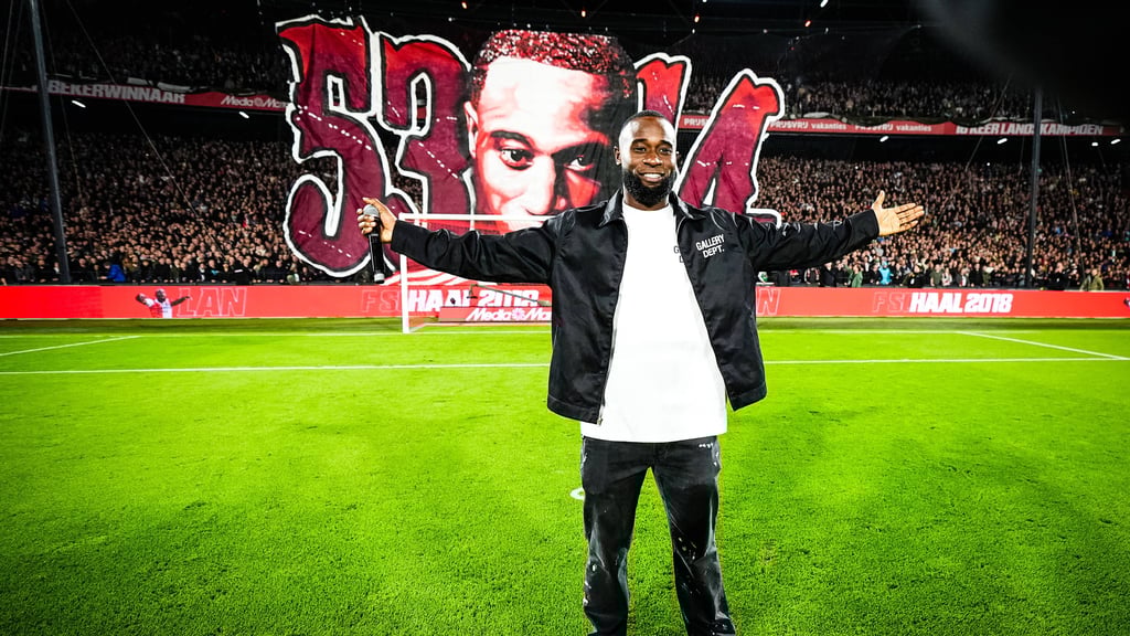 Lutsharel Geertruida posiert noch einmal vor "seinen" Fans im de Kuip und verabschiedet sich von ExKlub Feyenoord Rotterdam.