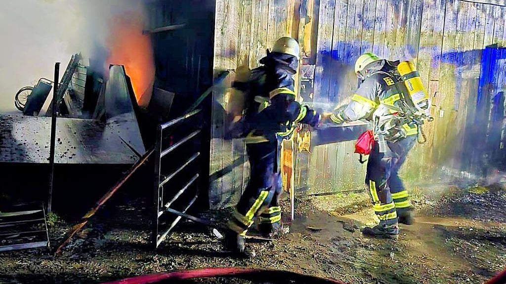 Rund 950 Mal im Jahr rücken die Halberstädter Feuerwehrleute zu Einsätzen im Stadtgebiet und den Ortsteilen aus - wie hier in Aspenstedt.