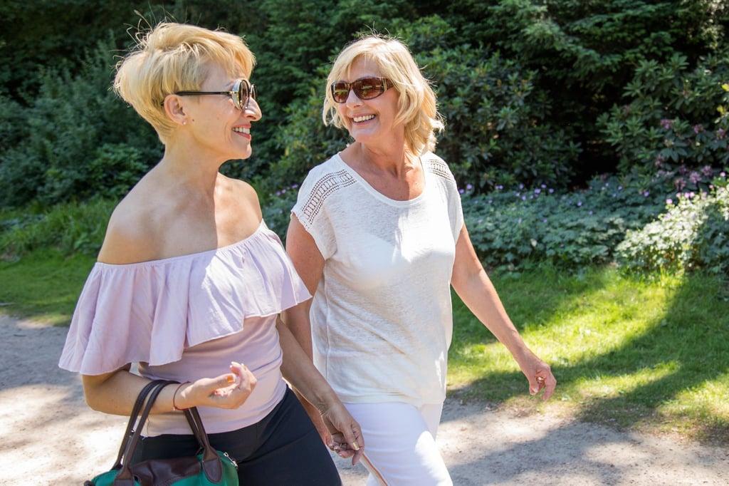 Einsamkeit kann die Gesundheit beeinträchtigen und das Risiko für Alzheimer erhöhen: Soziale Kontakte fördern die geistige Fitness und das Wohlbefinden.
