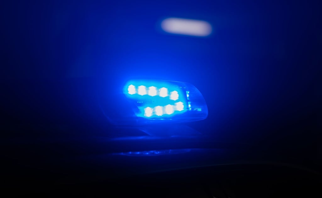 Ein Autofahrer gerät auf der Bundesstraße B107 bei Trebsen (Kreis Leipzig) auf die linke Fahrbahn und stößt frontal mit einem Wagen im Gegenverkehr zusammen. Dessen 56-jährige Beifahrerin stirbt an ihren Verletzungen. (Symbolbild)