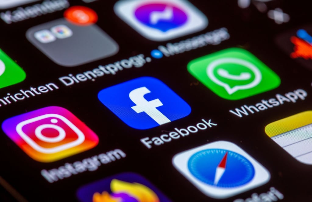 Wegen eines Facebook-Beitrags hat ein Straßenbahnfahrer der BVG seinen Job verloren - berechtigterweise, wie das Berliner Arbeitsgericht nun entschieden hat. (Symbolfoto)