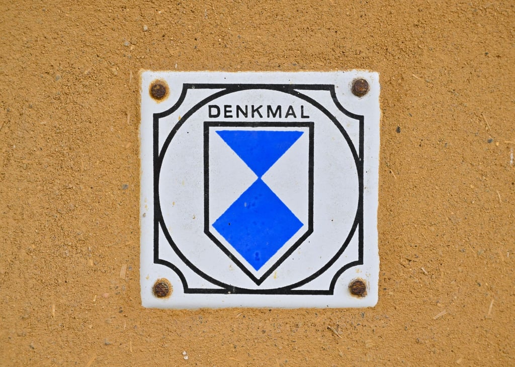 Eine 1935 erbaute und nahezu unveränderte Gymnastikhalle in Bernburg wird als Zeitzeugnis aufwendig erhalten. (Foto Illustration)