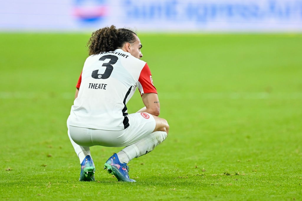 Frankfurts Arthur Theate wurde im Pokalspiel gegen Mönchengladbach erneut vom Platz gestellt.