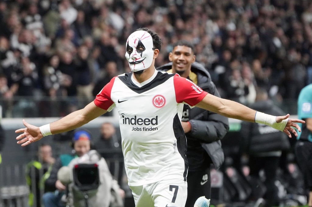 Frankfurts Omar Marmoush zog sich für seinen Jubel eine Halloween-Maske auf.