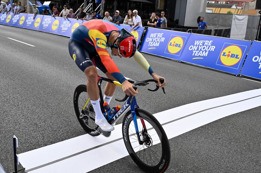 Jonathan Milan vom Team Lidl-Trek überfährt sie Ziellinie als Schnellster beim Prolog der Deutschland-Tour in Schweinfurt am 21.08.2024. Nächstes Jahr ist Magdeburg Zielort der Rad-Rundfahrt durch Deutschland.