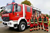 Die Freude über das neue Fahrzeug ist groß bei der Feuerwehr Kamern. Werner Bioletti, Johannes Ebel, Denny Jahs und Benjamin Boyken (von links) räumten am Mittwoch Geräte vom alten in das neue Auto. 