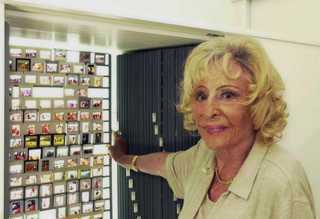 Leni Riefenstahl im Dia-Archiv in ihrem Haus (Archivbild).