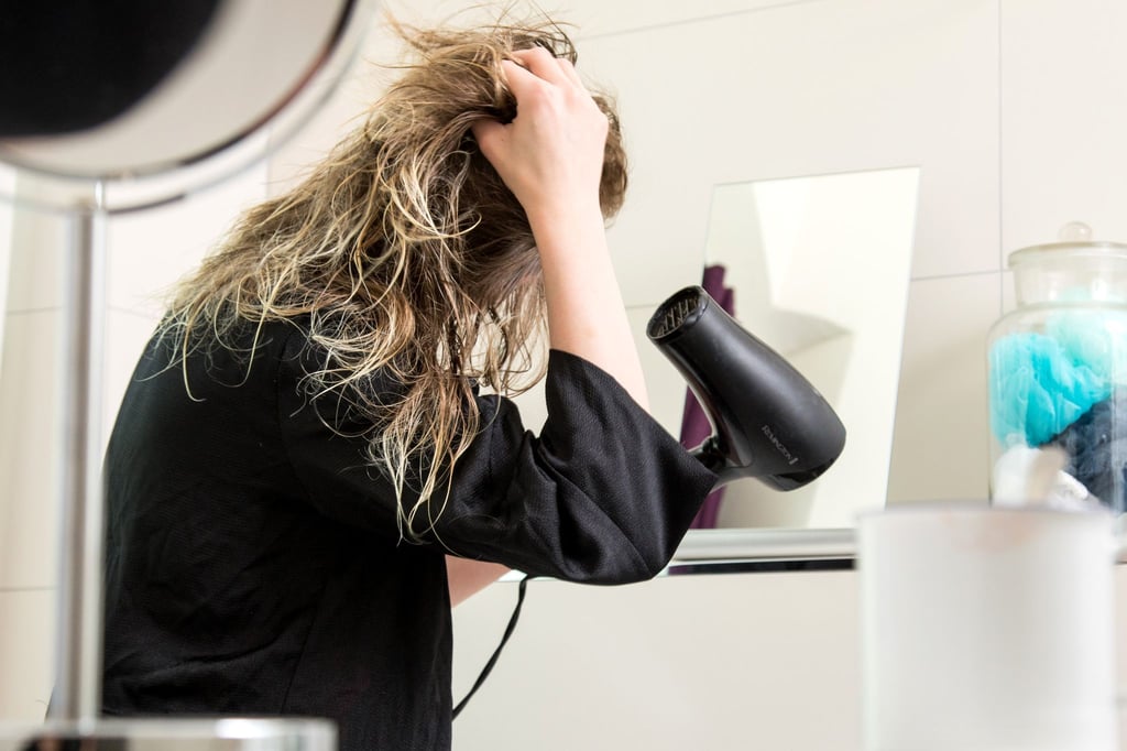 Die Auswahl eines neuen Föhns sollte auf die individuelle Haarstruktur abgestimmt sein. Besonders wichtig sind die Leistung, Temperaturstufen und Funktionen wie eine Kalttaste.