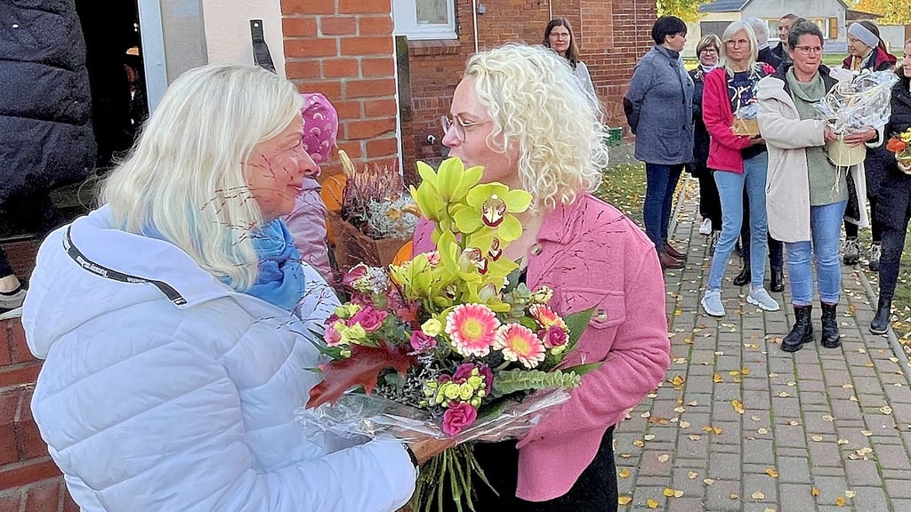 Amtsleiterin Kathleen Altmann überreichte Conny Helmeke (links) Blumen zum Abschied.