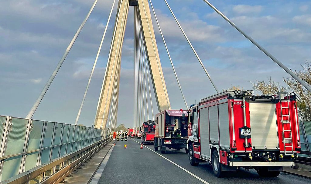 An der Elbauenbrücke wurde die Zusammenarbeit der Feuerwehr Schönebeck mit der Berufsfeuerwehr Magdeburg und Ausbildern des Katastrophenschutzes geübt.