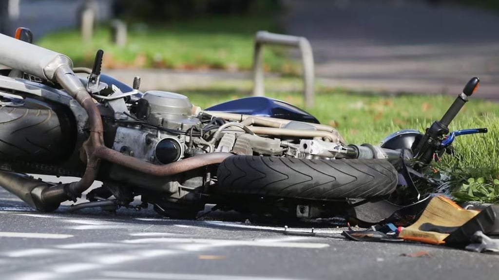 Die Polizei muss die Abläufe eines schweren Unfalls zwischen Pkw und Motorrad im Saalekreis aufklären.