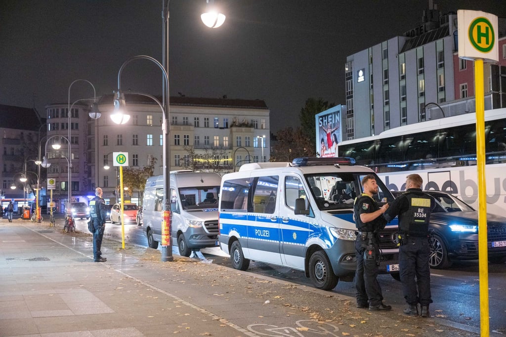 Wie hier am Hermannplatz waren viele Polizistinnen und Polizisten in der Halloweennacht zusätzlich im Einsatz.
