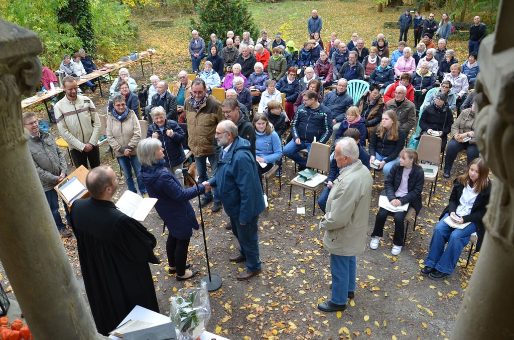 Mit "anhaltischem Händedruck" sagen die Vertreter der Kirchengemeinden vor der großen Kulisse des Reformations-Regionalgottesdienstes der bisherigen Gemeindesekretärin Dank für ihre geleistete Arbeit. Dann wird Christiane Schenk gemeinsam gesegnet und von Pfarrer Kornelius Werner in den Ruhestand verabschiedet.