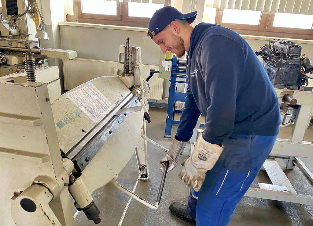 Gino Zöbisch aus Biere kantet ein Metallblach ab. Der Indstiremechaniker ist im dritten Lehrjahr.