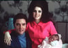 Der US-amerikanische Rock'n Roll Star Elvis Presley mit seiner Frau Priscilla und ihrer Tochter Lisa Marie in einem Zimmer des Baptist-Krankenhauses.