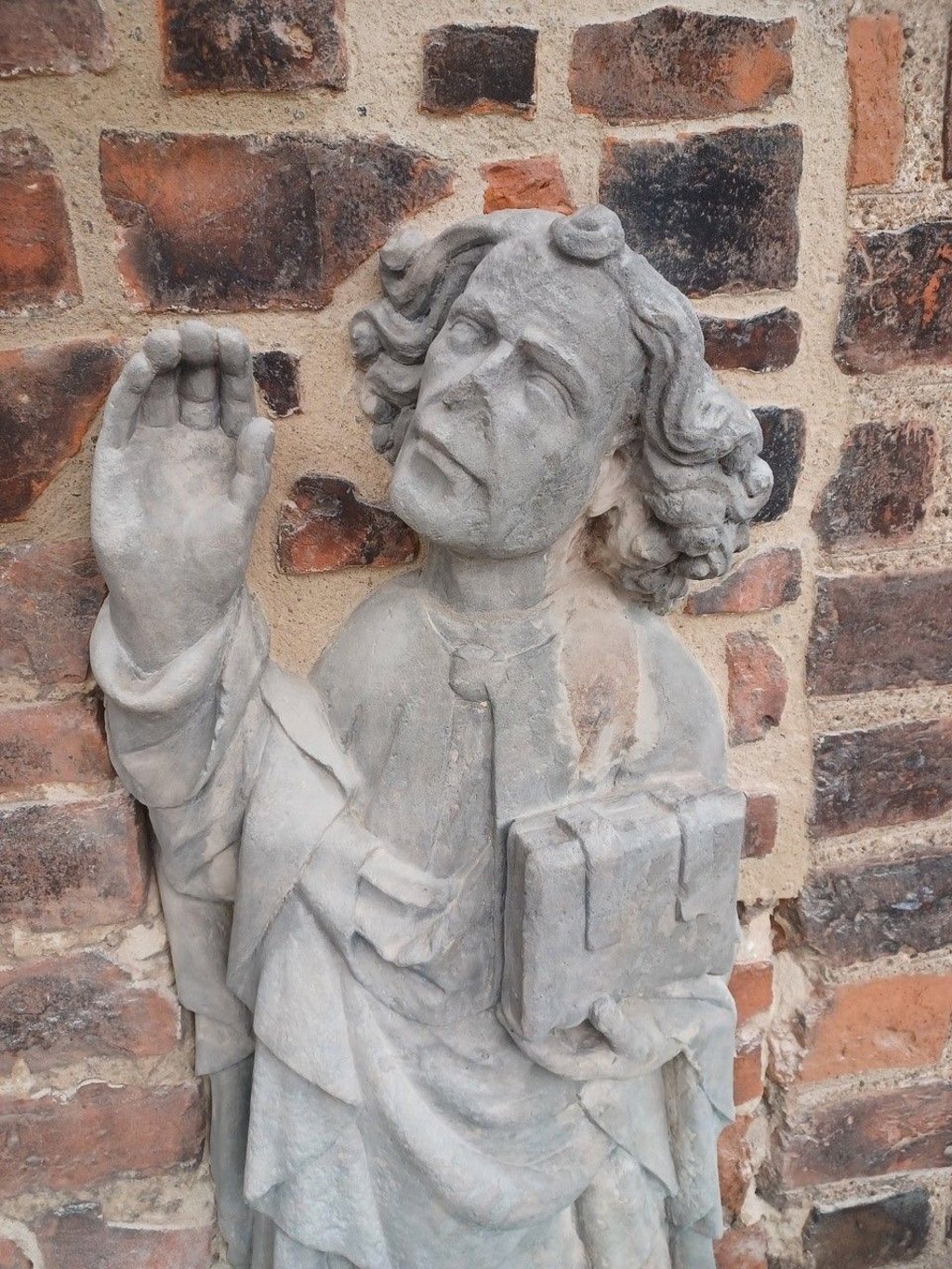 Die Sandsteinfigur von Johannes an der Marienkirche in Stendal wird voraussichtlich weiter ohne Nase auskommen müssen.