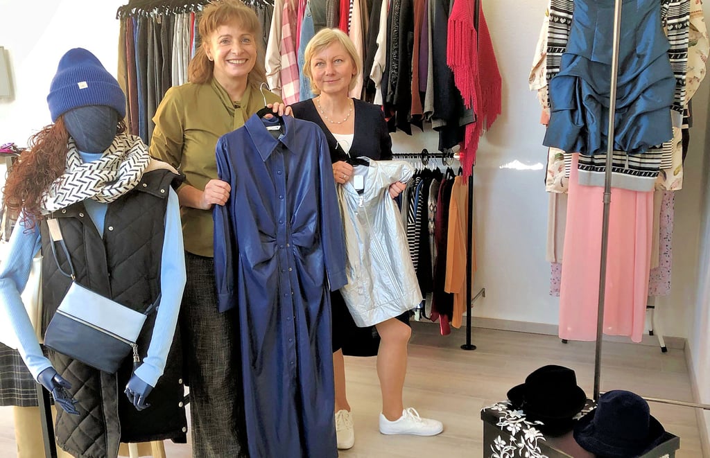 Beate Uhrig (li.) und Cornelia Voigtländer bieten mit großer Leidenschaft Mode aus zweiter Hand in ihrer Boutique an.