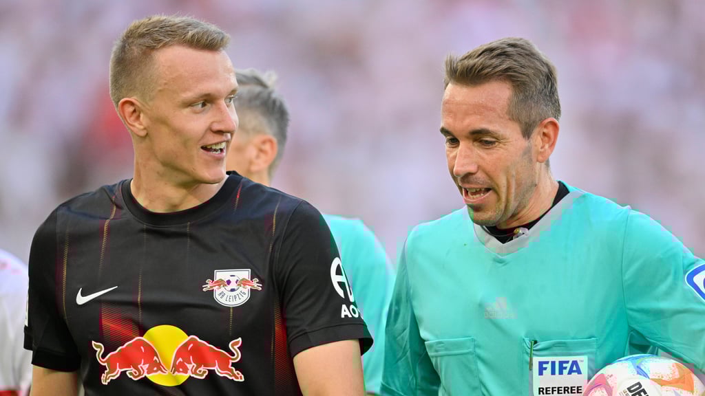 Lukas Klostermann im Zwiegespräch mit Schiedsrichter Tobias Stieler.