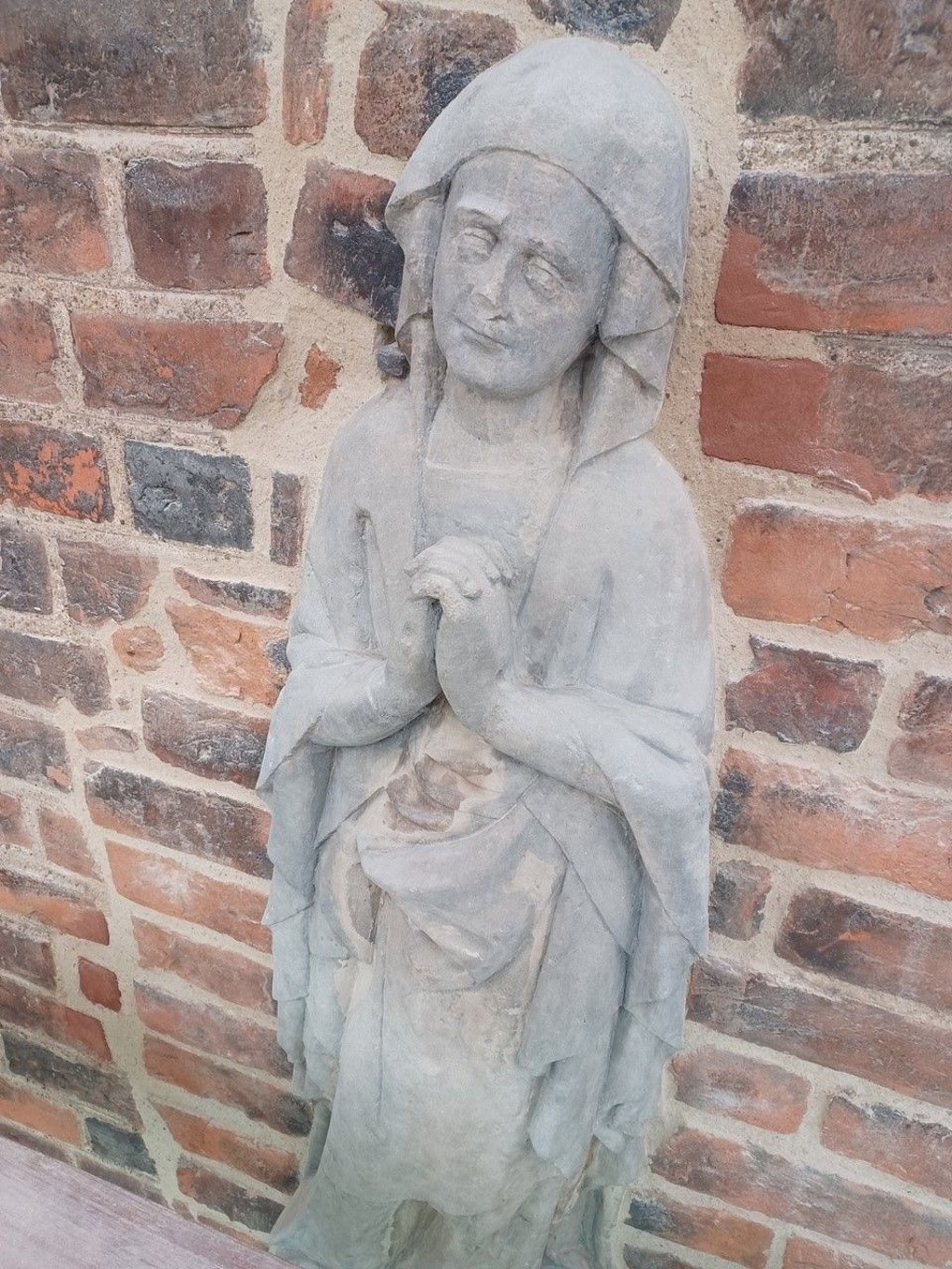 Der Sandsteinfigur von Maria an der Marienkirche in Stendal fehlt die Nase. Die soll wiederhergestellt werden.