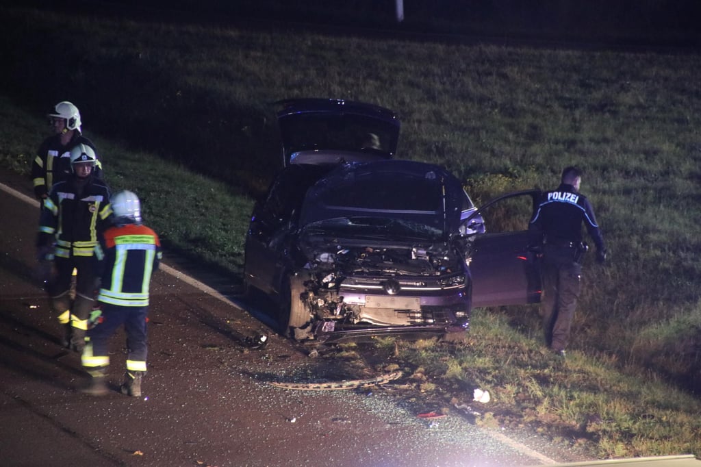 Ein Auto war nach dem Unfall auf der B100 komplett zerstört.