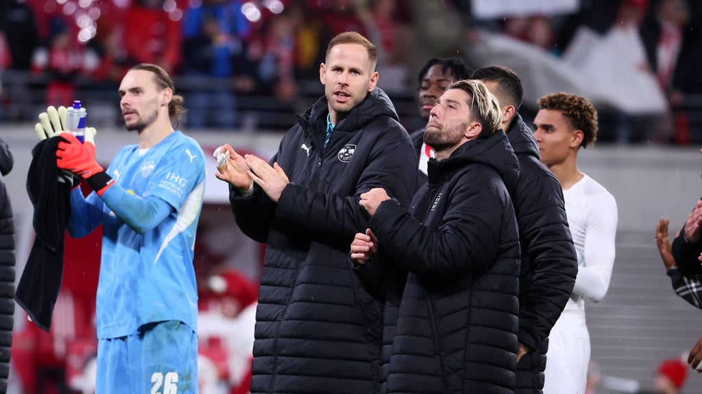 Peter Gulacsi (mitte) steht gegen Dortmund anstelle von Maarten Vandevoordt (l.) wieder im Tor von RB Leipzig.