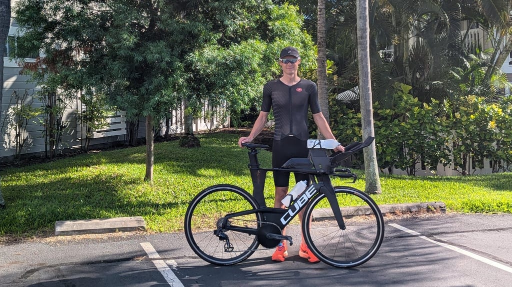 Michael Wegricht vor der Appartmentanlage in Kona auf Hawaii, wo er sich auf den Ironman vorbereitet hat. Ausgerechnet ein Defekt an seinem Rad hätte ihn fast zur Aufgabe gezwungen. Doch der 30-Jährige biss sich durch bis ins Ziel.