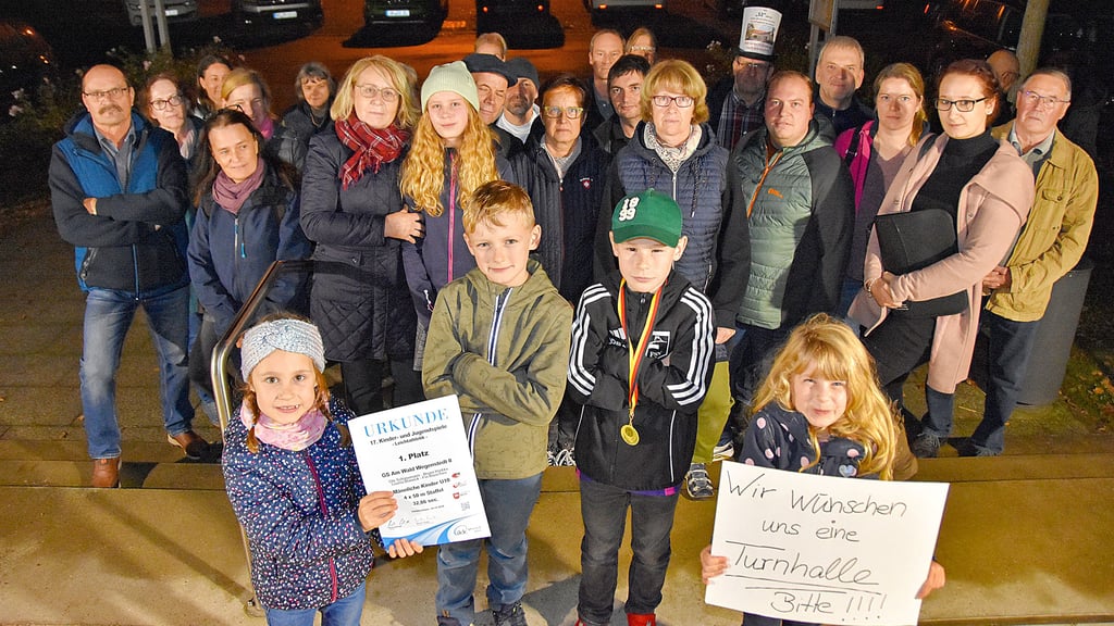 Eltern, Lehrer, Kinder sowie Bewohner aus Wegenstedt und den umliegenden Orten fordern eine Turnhalle für die Grundschule „Am Wald“ in Wegenstedt.