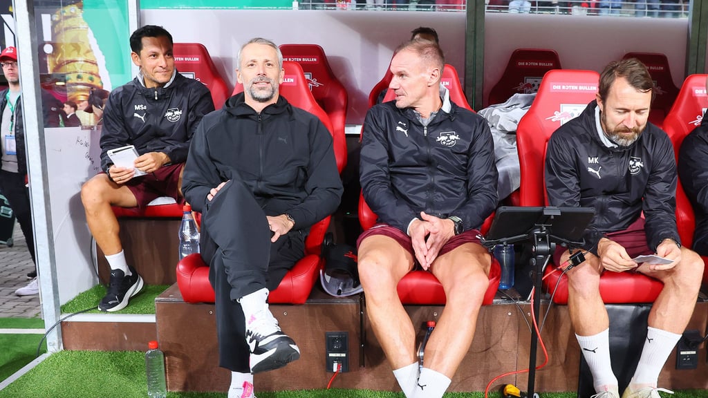 Fühlt sich pudelwohl auf der Bank von RB Leipzig: Trainer Marco Rose (2.v.l.).