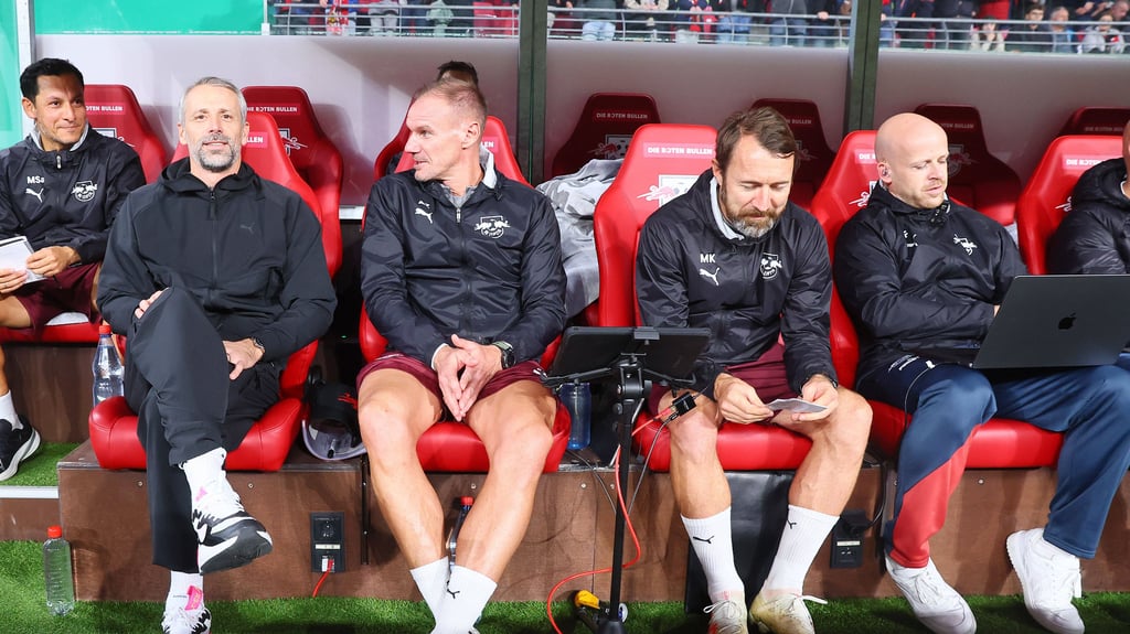 Fühlt sich pudelwohl auf der Bank von RB Leipzig: Trainer Marco Rose (2.v.l.).