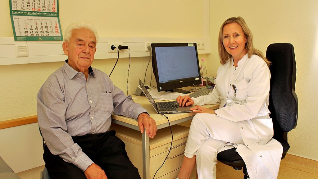 Dieter Damm bei der Kontrolluntersuchung mit Dr. Viktoriya Chupina, Chefärztin im Zentrum für Innere Medizin in der Helios Klinik Zerbst.