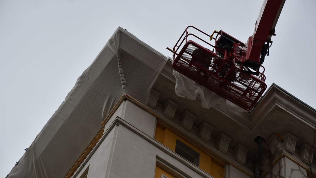 Einer der Stalin-Bauten in der Magdeburger Innenstadt muss gesichert werden.