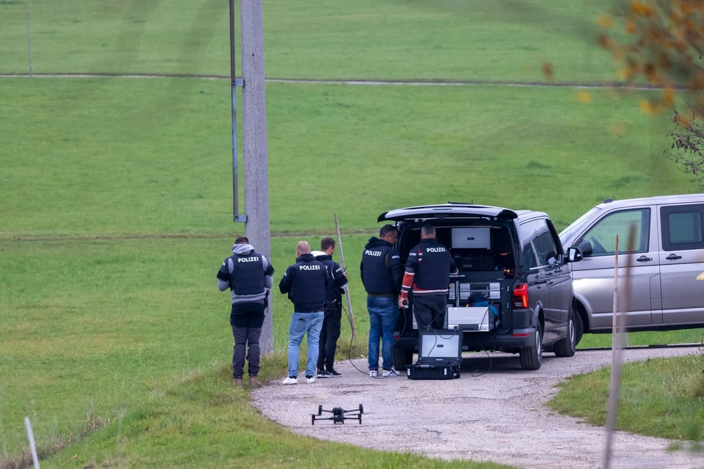 Die Polizei warnt, dass der flüchtige Täter gefährlich ist.