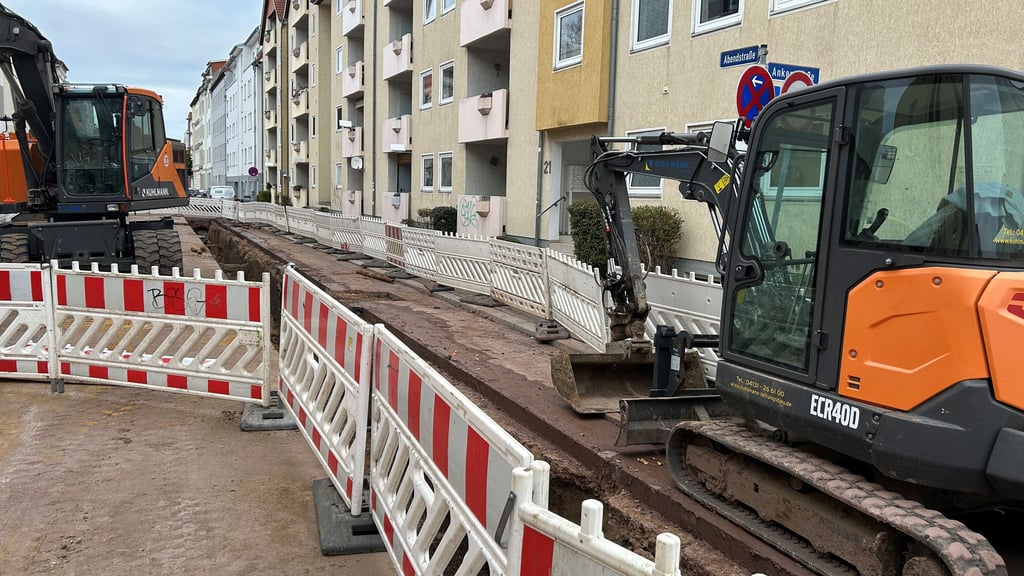 Großer Baumaschinen und eine aufgerissene Straße: So sieht derzeit die Abendstraße in der Neuen Neustadt aus.