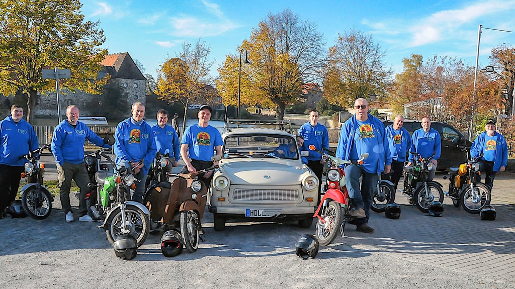 Zum Gruppenbild postieren sich Mitglieder der Flechtinger Simson-Gruppe (von links): Robin Leube, Manuel Bormann, Matthias Stelzer, Christian Hocke, Robert Rasche, Thomas Roth, Maik Wellmann, Erik Leube, Andre Leube, Daniel Zehnel und Ulrich Kowalke.