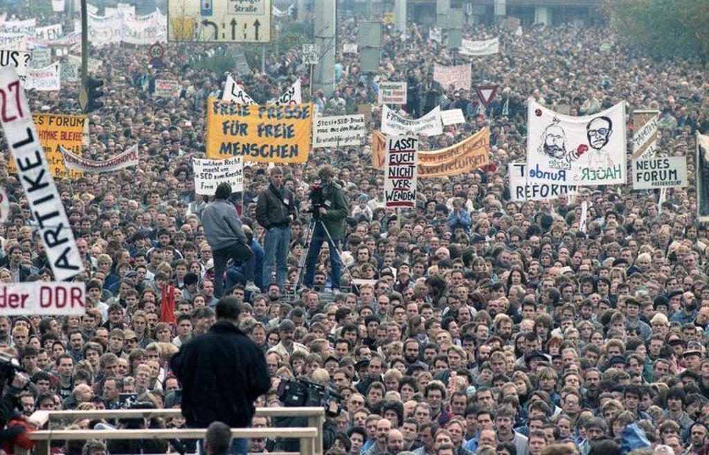 Hunderttausende Bürger beteiligten sich am 4. November 1989an der Demonstration, zu der Berliner Kunst- und Kulturschaffende ins Zentrum der Hauptstadt eingeladen hatten. Der Zug wurde von einer Fülle von Transparenten, Schildern und Spruchbändern beherrscht.