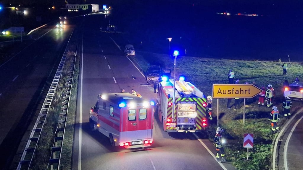 Ein Unfall mit zwei Autos auf der B100 zu einem Einsatz geführt.