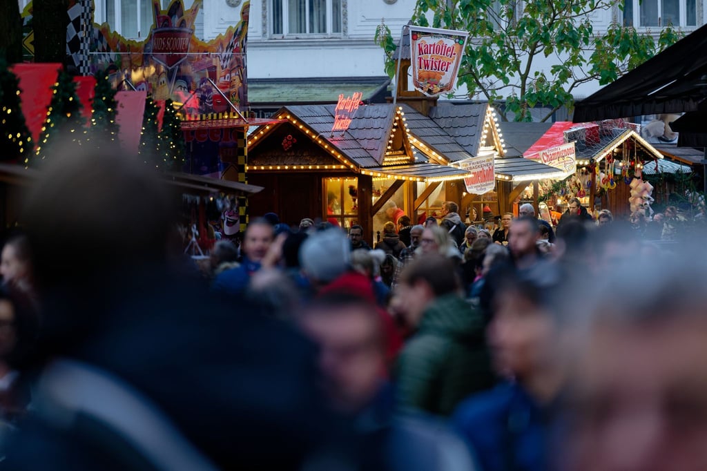 Weihnachtlich beleuchtete Hütten stehen auf dem Weihnachtsmarkt in Essen-Steele.