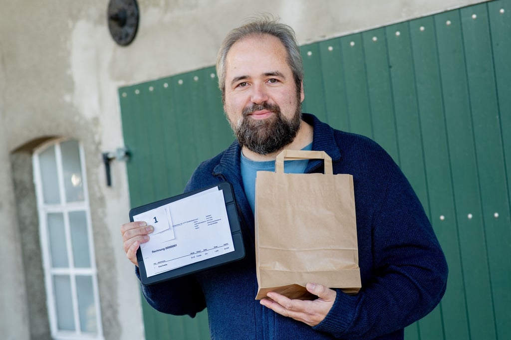 Michael Jaskulewicz ist das erste Mitglied des Cannabis-Anbauvereins Ganderkesee, der seine legal geerntete Portion des Rauschgifts in Empfang nimmt.