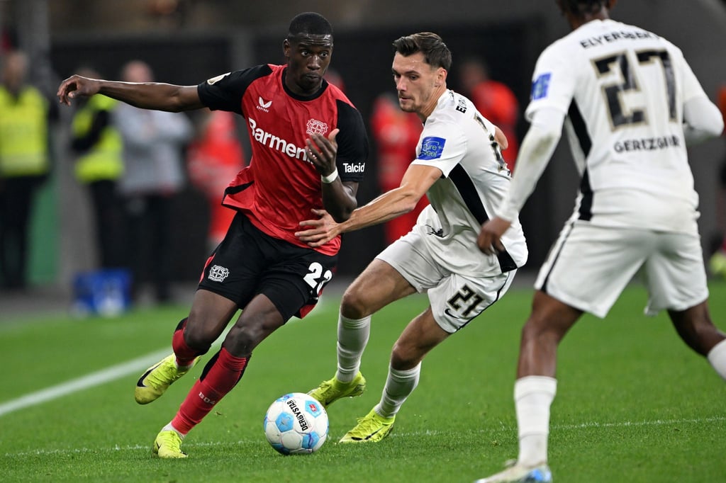 Nordi Mukiele (l) fehlt Bayer Leverkusen in den nächsten zwei Spielen.