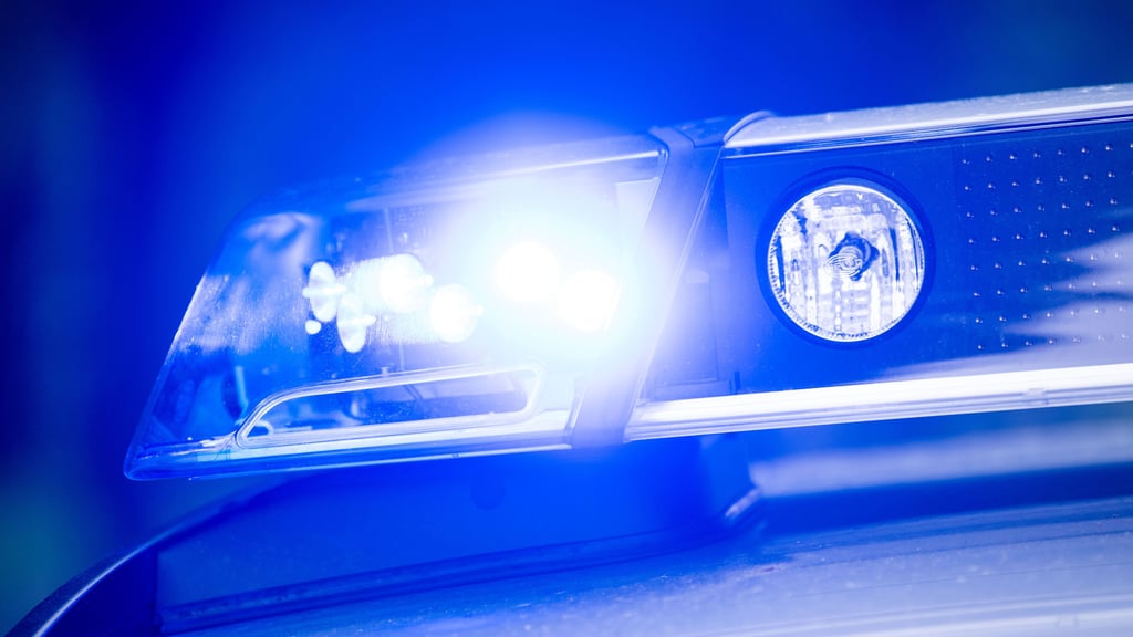 Auf dem Parkplatz klauen unbekannte Täter einen fest verankerten Mülleimer.