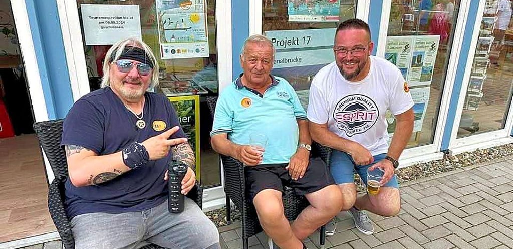 Als Sänger, Moderator und Initiator der Dorfrockmeisterschaft brachte Remo (l.) Stimmung nach Hohenwarthe. Ortsbürgermeister Frank Winter (r.) war zufrieden mit dem 6. Platz.