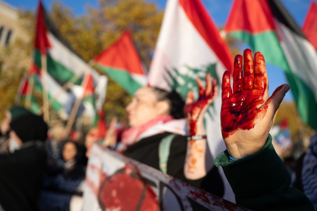 Demonstranten fordern ein Ende der Waffenlieferungen nach Israel.