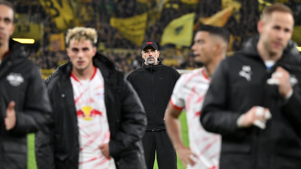 Coach is watching you: Marco Rose und sein Team vor dem Gästeblock.