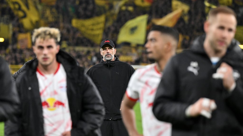 Coach is watching you: Marco Rose und sein Team vor dem Gästeblock.