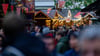 Weihnachtlich beleuchtete Hütten stehen auf dem Weihnachtsmarkt in Essen-Steele.