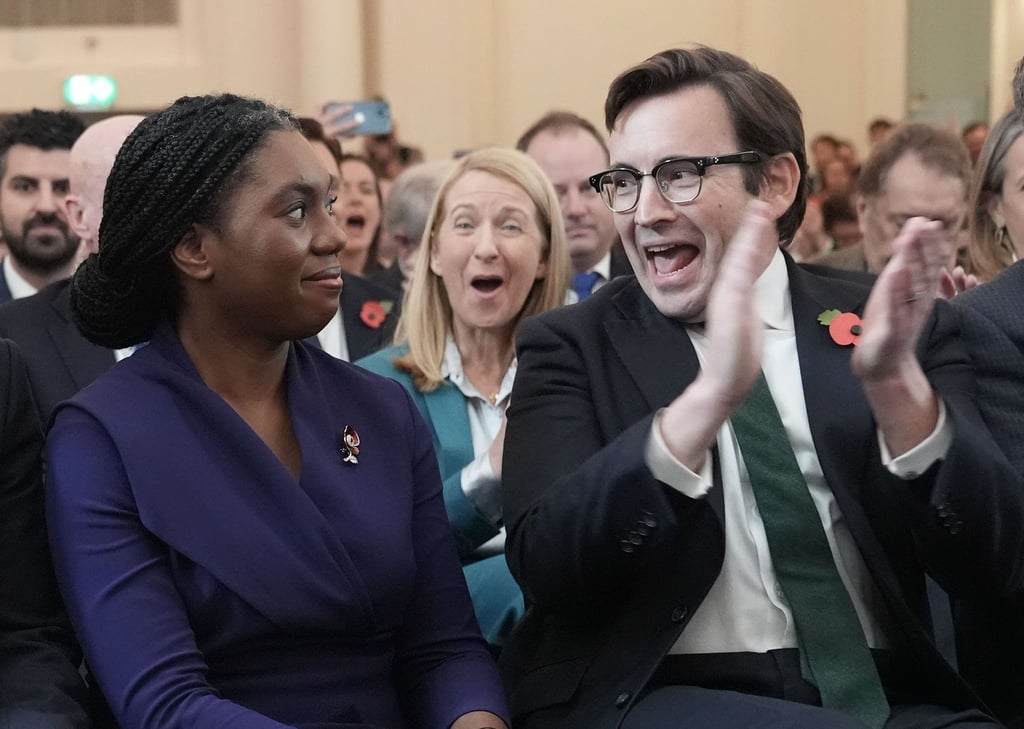 Kemi Badenoch - hier neben ihrem jubelnden Ehemann Hamish Badenoch - soll die konservativen Tories aus der Misere führen.