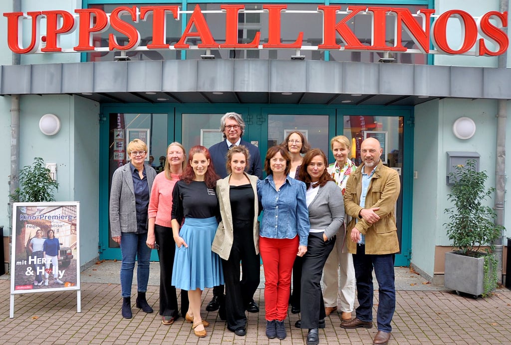 Im Uppstall-Kino in Stendal wurde die Premiere der dritten Folge der ZDF-Produktion „Mit Herz und Holly“ gezeigt. Die Hauptdarstellerinnen Karoline Teska und Inka Friedrich (Mitte) waren mit dabei.