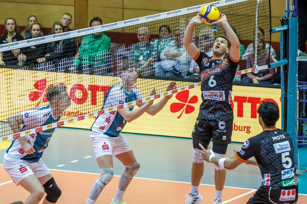 Johannes Tille von den Berlin Volleys stellt seinem Teamkollegen Nehemiah Mote (r) den Ball zu.