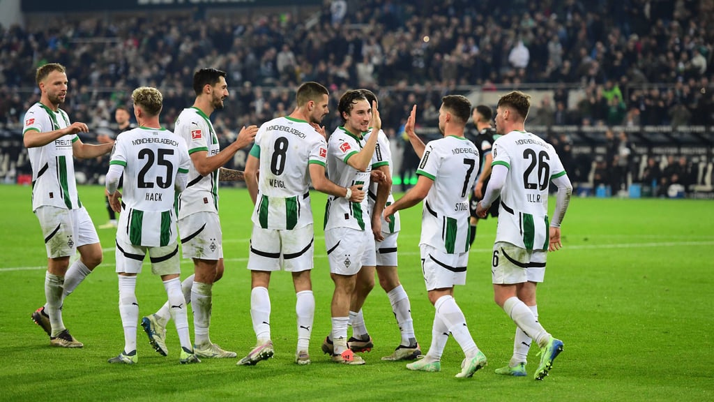 Der Kader von Borussia Mönchengladbach bejubelt das 4:1 gegen Bremen.